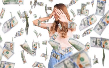 Sarışın, genç, beyaz, güzel bir kadın. Sıradan kıyafetler giyiyor. Gözlerini elleriyle kapatıyor. utangaç ve olumsuz kavram.