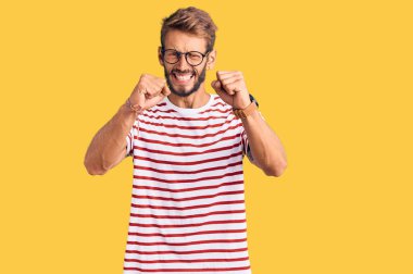 Sakallı, sıradan kıyafetler giyen, gözlüklü, kızgın, kızgın, sinirli, sinirli ve öfkeyle bağıran sarışın bir adam. öfke ve agresif konsept. 