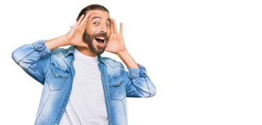 Uzun saçlı, sakallı, sıradan bir kot ceket giyen neşeli gülümseyen ve elleri yüzlerinde bir böceğe bakan çekici bir adam. Şaşırdım ve çıktım. 