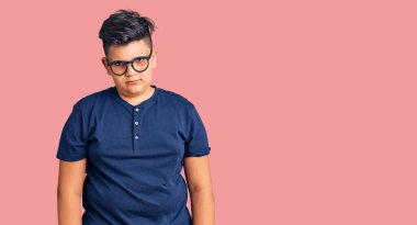 Günlük giysiler ve gözlük takan küçük bir çocuk. Depresyonda ve endişe içinde. Kızgın ve korkmuş bir şekilde ağlıyor. hüzünlü ifade. 