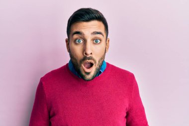 Gündelik kıyafetler giyen genç İspanyol adam şaşkınlık ve şaşkınlık dolu bir ifade, korku ve heyecanlı bir yüz ifadesiyle şoka uğramış ve korkmuştu.. 