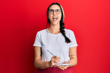 Genç İspanyol kadın garson önlüğü giyiyor kızgın ve kızgın çığlıklar atıyor öfkeyle bağırıyor, öfkeyle yukarı bakıyor. 