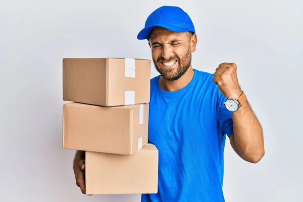 Bell Uomo Con Barba Che Indossa Uniforme Corriere Che Tiene — Foto Stock