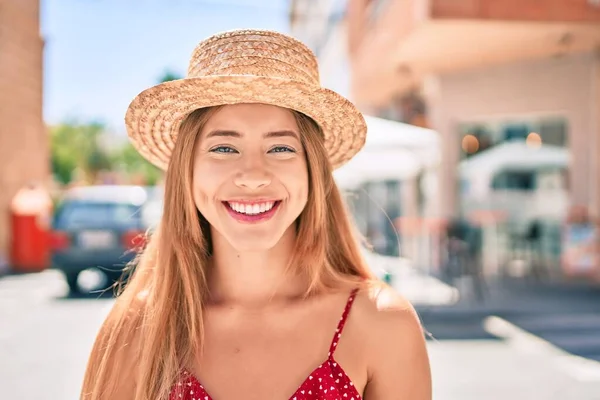 Jong Kaukasisch Toeristisch Meisje Glimlachen Gelukkig Wandelen Naar Stad — Stockfoto