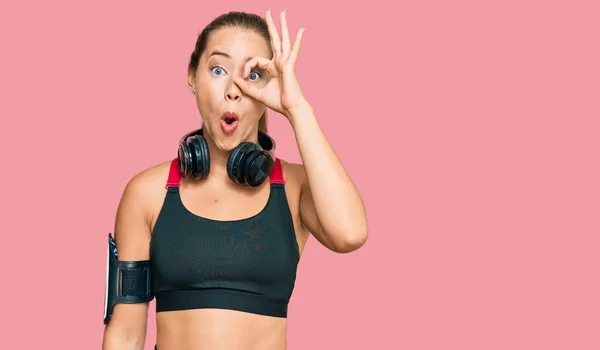 Hermosa Mujer Rubia Con Ropa Gimnasio Uso Auriculares Haciendo Buen —  Fotos de Stock