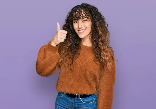 Joven Chica Hispana Vistiendo Ropa Casual Sonriendo Feliz Positiva Pulgar —  Fotos de Stock