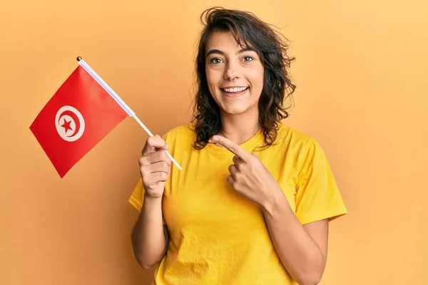 Young Hispanic Woman Holding Tunisia Flag Smiling Happy Pointing Hand — Stock Photo, Image