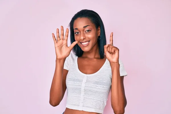 Genç Afro Amerikalı Kadın Gündelik Kıyafetler Giyip Altı Numaralı Parmaklarıyla — Stok fotoğraf