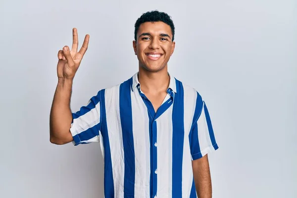 Joven Árabe Vestido Con Ropa Casual Sonriendo Con Cara Feliz —  Fotos de Stock