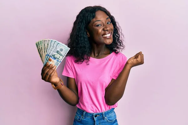 Hermosa Mujer Joven Africana Sosteniendo Dólares Gritando Orgulloso Celebrando Victoria —  Fotos de Stock