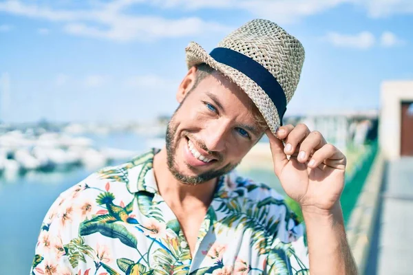 Bonito Homem Caucasiano Usando Chapéu Verão Flores Camisa Sorrindo Feliz — Fotografia de Stock