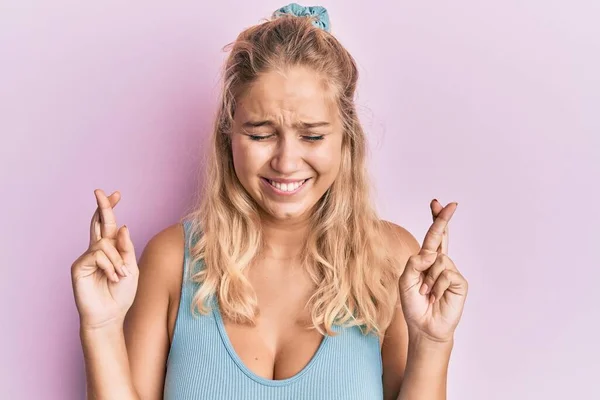 Menina Loira Jovem Vestindo Roupas Casuais Gesto Dedo Cruzado Sorrindo — Fotografia de Stock