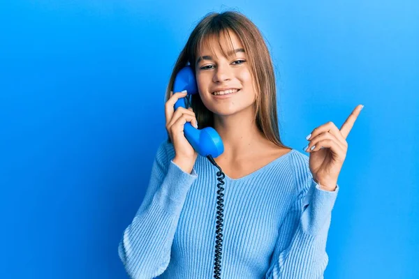 Tiener Kaukasisch Meisje Spreken Vintage Telefoon Verrast Met Een Idee — Stockfoto