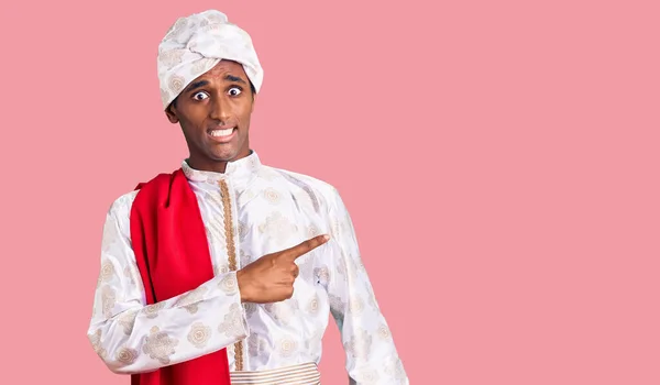 Gelenek Giyinmiş Afrikalı Yakışıklı Bir Adam Sherwani Sari Kıyafetleri Bir — Stok fotoğraf