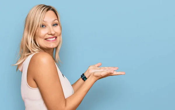 Middle Age Caucasian Woman Wearing Casual Clothes Pointing Aside Hands — Stock Photo, Image