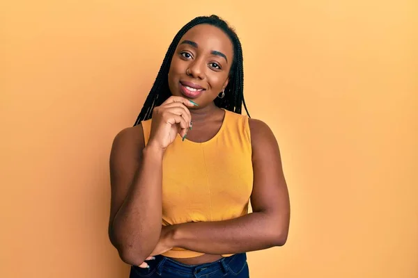 Ung Afrikansk Amerikansk Kvinna Bär Casual Kläder Ser Säker Kameran — Stockfoto