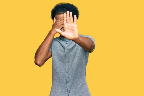Afro Saçlı Sıradan Kıyafetler Giyen Elleriyle Gözleri Kapatan Üzgün Korku — Stok fotoğraf