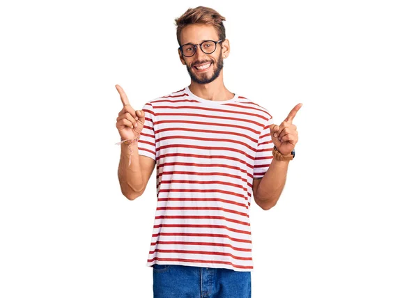 Bonito Loiro Com Barba Vestindo Roupas Casuais Óculos Sorrindo Confiante — Fotografia de Stock