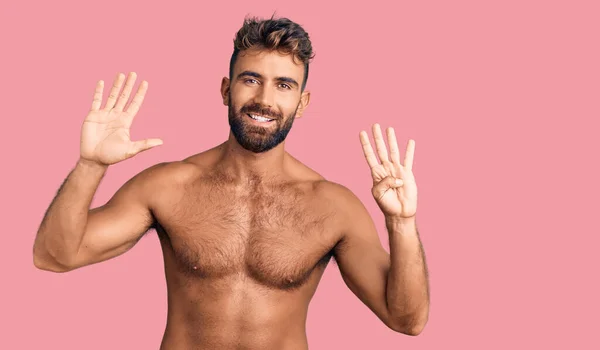 Mladý Hispánec Plavkách Bez Trička Ukazuje Ukazuje Prsty Číslo Devět — Stock fotografie