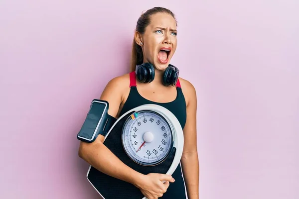 Schöne Junge Blonde Sportliche Frau Hält Gewichtsmaschine Gewichtsverlust Auszugleichen Wütend — Stockfoto