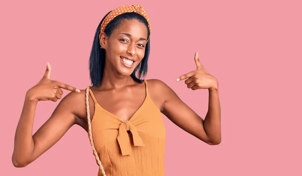 Junge Afrikanisch Amerikanische Frau Sommer Outfit Sieht Selbstbewusst Aus Mit — Stockfoto