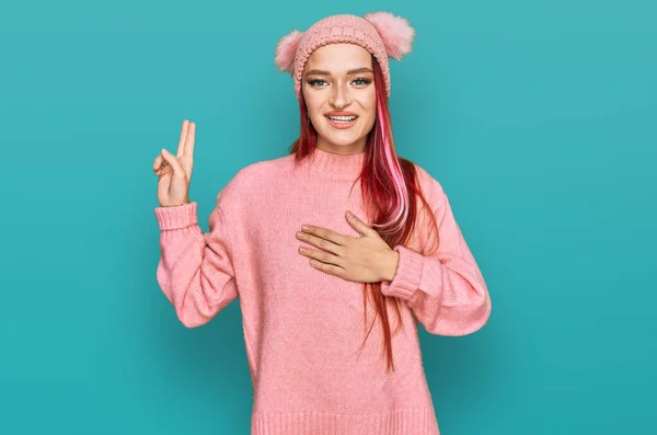 Mujer Caucásica Joven Con Ropa Casual Gorra Lana Sonriendo Jurando — Foto de Stock