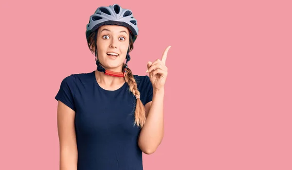 Schöne Kaukasische Frau Mit Fahrradhelm Zeigt Mit Erhobenem Zeigefinger Auf — Stockfoto