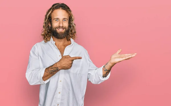 Homem Bonito Com Barba Cabelos Longos Vestindo Roupas Casuais Espantado — Fotografia de Stock