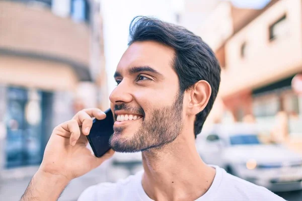 Mladý Hispánec Šťastně Usmívá Mluví Smartphonu Městě — Stock fotografie
