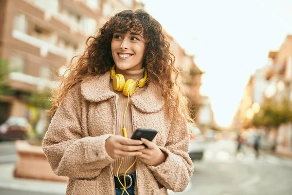 Νεαρή Ισπανόφωνη Γυναίκα Χαμογελά Ευτυχισμένη Χρησιμοποιώντας Smartphone Και Ακουστικά Στην — Φωτογραφία Αρχείου