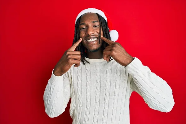 Africano Americano Com Tranças Vestindo Chapéu Natal Sorrindo Com Boca — Fotografia de Stock