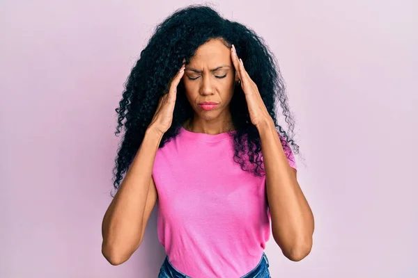 Mujer Afroamericana Mediana Edad Que Usa Ropa Casual Con Mano — Foto de Stock