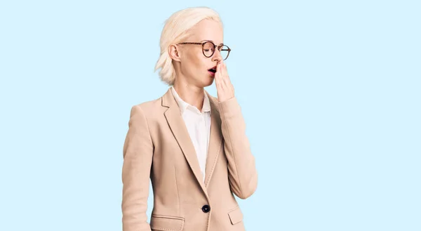 Jeune Femme Blonde Portant Des Vêtements Travail Des Lunettes Ennuyé — Photo