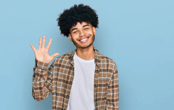 Jovem Americano Africano Com Cabelo Afro Vestindo Roupas Casuais Mostrando — Fotografia de Stock