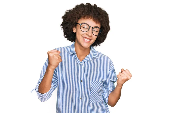 Joven Chica Hispana Vistiendo Camisa Negocios Gafas Muy Contenta Emocionada — Foto de Stock