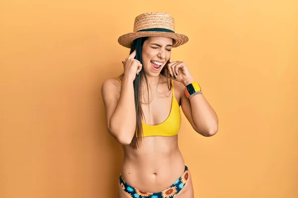 Mujer Hispana Joven Con Bikini Sombrero Verano Cubriendo Las Orejas — Foto de Stock