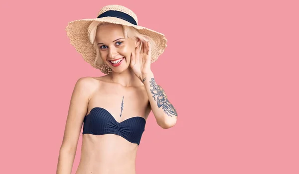 Giovane Donna Bionda Tatuata Con Bikini Cappello Estivo Sorridente Con — Foto Stock