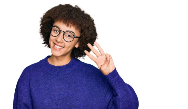평상적 스웨터를 안경을 스페인 여자가 자신감 행복하게 웃으면서 손가락 고개를 — 스톡 사진
