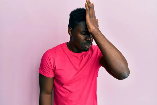 Schöner Schwarzer Mann Lässigem Rosa Shirt Überrascht Mit Hand Auf — Stockfoto
