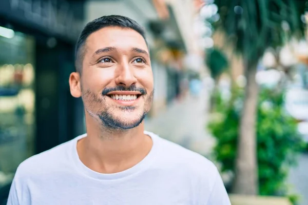 Ung Latinamerikansk Man Ler Glad Promenader Gatan Staden — Stockfoto