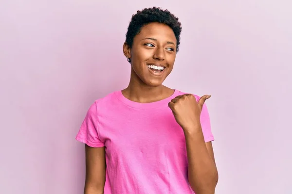 Joven Afroamericana Americana Vistiendo Ropa Casual Sonriendo Con Cara Feliz — Foto de Stock