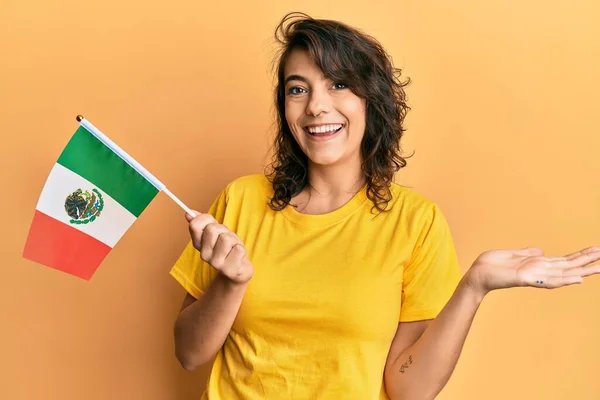 Joven Mujer Hispana Sosteniendo Bandera Mexicana Celebrando Logro Con Sonrisa —  Fotos de Stock