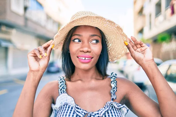 Joven Mujer Afroamericana Vacaciones Sonriendo Feliz Caminando Calle Ciudad —  Fotos de Stock