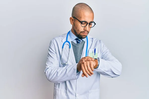 Latynoski Dorosły Mężczyzna Noszący Mundur Lekarza Stetoskop Sprawdzający Czas Zegarku — Zdjęcie stockowe