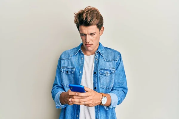 Bell Uomo Caucasico Che Usa Smartphone Depresso Preoccupa Angoscia Piangendo — Foto Stock