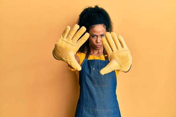 Medioevo Donna Afroamericana Indossando Grembiule Professionale Facendo Cornice Con Mani — Foto Stock