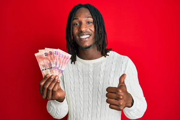 Afro Amerikaanse Man Met Vlechten Houden Zuid Afrikaanse Rand Bankbiljetten — Stockfoto