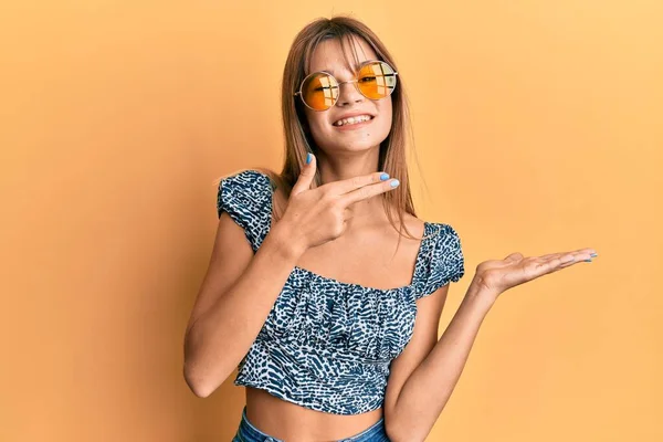Adolescente Chica Caucásica Con Gafas Sol Amarillas Moda Sorprendida Sonriendo — Foto de Stock
