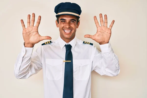 Junger Hispanischer Mann Flugzeugpilotenuniform Zeigt Und Zeigt Mit Finger Nummer — Stockfoto