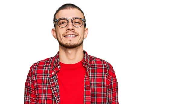 Der Hispanische Junge Mann Trägt Lässige Kleidung Mit Einem Fröhlichen — Stockfoto